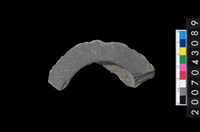 藏品(石環製作材料-中央帶啄孔與旋截痕打製圓板)的圖片