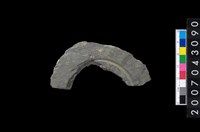 藏品(石環製作材料-中央帶啄孔與旋截痕打製圓板)的圖片