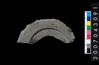 藏品(石環製作材料－中央帶啄孔與旋截痕打製圓板殘件)的圖片