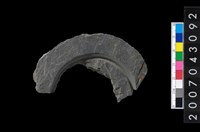 藏品(石環製作材料－中央帶啄孔與旋截痕打製圓板殘件)的圖片