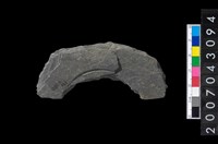 藏品(石環製作材料－中央帶啄孔與旋截痕打製圓板殘件)的圖片