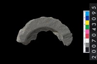 藏品(石環製作材料－中央帶啄孔與旋截痕打製圓板殘件)的圖片