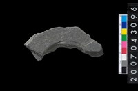 藏品(石環製作材料－中央帶啄孔與旋截痕打製圓板殘件)的圖片