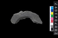 藏品(石環製作材料－中央帶啄孔與旋截痕打製圓板殘件)的圖片