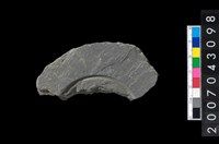 藏品(石環製作材料－中央帶啄孔與旋截痕打製圓板殘件)的圖片