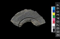 藏品(石環製作材料－中央帶啄孔與旋截痕打製圓板殘件)的圖片