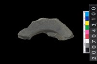 藏品(石環製作材料－中央帶啄孔與旋截痕打製圓板殘件)的圖片