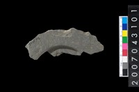 藏品(石環製作材料－中央帶啄孔與旋截痕打製圓板殘件)的圖片