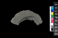 藏品(石環製作材料－中央帶啄孔與旋截痕打製圓板殘件)的圖片