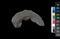 藏品(石環製作材料－中央帶啄孔與旋截痕打製圓板殘件)的圖片