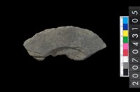 藏品(石環製作材料－中央帶啄孔與旋截痕打製圓板殘件)的圖片