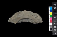 藏品(石環製作材料－中央帶啄孔與旋截痕打製圓板殘件)的圖片