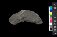 藏品(石環製作材料－中央帶啄孔與旋截痕打製圓板殘件)的圖片