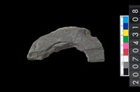 藏品(石環製作材料－中央帶啄孔與旋截痕打製圓板殘件)的圖片