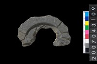 藏品(石環製作材料－中央帶啄孔與旋截痕打製圓板殘件)的圖片