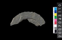 藏品(石環製作材料－中央帶啄孔與旋截痕打製圓板殘件)的圖片