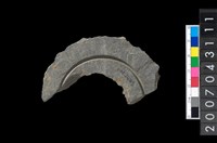 藏品(石環製作材料－中央帶啄孔與旋截痕打製圓板殘件)的圖片