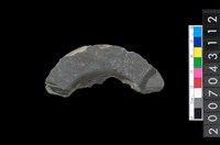 藏品(石環製作材料－中央帶啄孔與旋截痕打製圓板殘件)的圖片