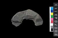 藏品(石環製作材料－中央帶啄孔與旋截痕打製圓板殘件)的圖片