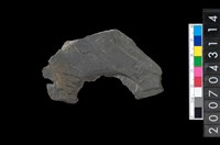 藏品(石環製作材料－中央帶啄孔與旋截痕打製圓板殘件)的圖片