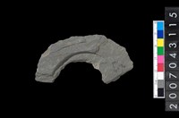 藏品(石環製作材料-中央帶啄孔與旋截痕打製圓板殘件)的圖片