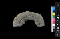 藏品(石環製作材料-中央帶啄孔與旋截痕打製圓板殘件)的圖片