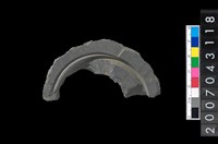 藏品(石環製作材料-中央帶啄孔與旋截痕打製圓板殘件)的圖片