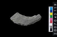 藏品(石環製作材料-中央帶啄孔與旋截痕打製圓板殘件)的圖片