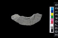 藏品(石環製作材料-中央帶啄孔與旋截痕打製圓板殘件)的圖片