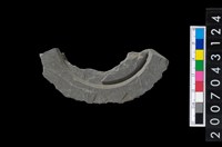 藏品(石環製作材料-中央帶啄孔與旋截痕打製圓板殘件)的圖片