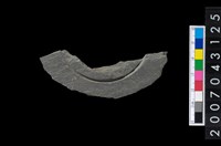 藏品(石環製作材料-中央帶啄孔與旋截痕打製圓板殘件)的圖片