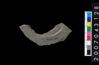 藏品(石環製作材料-中央帶啄孔與旋截痕打製圓板殘件)的圖片