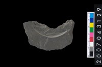 藏品(石環製作材料-中央帶啄孔與旋截痕打製圓板殘件)的圖片