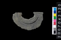 藏品(石環製作材料-中央帶啄孔與旋截痕打製圓板殘件)的圖片