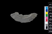 藏品(石環製作材料-中央帶啄孔與旋截痕打製圓板殘件)的圖片