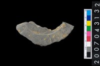 藏品(石環製作材料-中央帶啄孔與旋截痕打製圓板殘件)的圖片