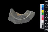 藏品(石環製作材料-中央帶啄孔與旋截痕打製圓板殘件)的圖片