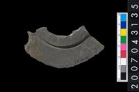 藏品(石環製作材料-中央帶啄孔與旋截痕打製圓板殘件)的圖片