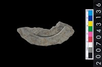 藏品(石環製作材料-中央帶啄孔與旋截痕打製圓板殘件)的圖片