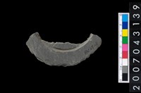 藏品(石環製作材料-中央帶啄孔與旋截痕打製圓板殘件)的圖片