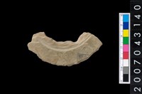 藏品(石環製作材料-中央帶啄孔與旋截痕打製圓板殘件)的圖片