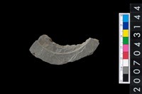 藏品(石環製作材料-中央帶啄孔與旋截痕打製圓板殘件)的圖片