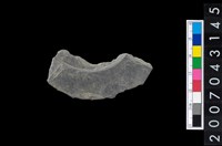 藏品(石環製作材料-中央帶啄孔與旋截痕打製圓板殘件)的圖片