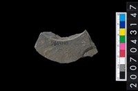 藏品(石環製作材料-中央帶啄孔與旋截痕打製圓板殘件)的圖片