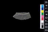 藏品(石環製作材料-中央帶啄孔與旋截痕打製圓板殘件)的圖片