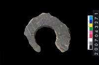 藏品(石環製作材料-旋截圓環粗胚殘件)的圖片