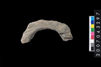 藏品(石環製作材料-旋截圓環粗胚殘件)的圖片