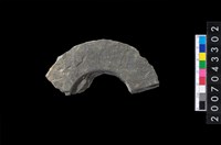 藏品(石環製作材料-旋截圓環粗胚殘件)的圖片