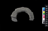 藏品(石環製作材料-旋截圓環粗胚殘件)的圖片