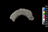 藏品(石環製作材料-旋截圓環粗胚殘件)的圖片